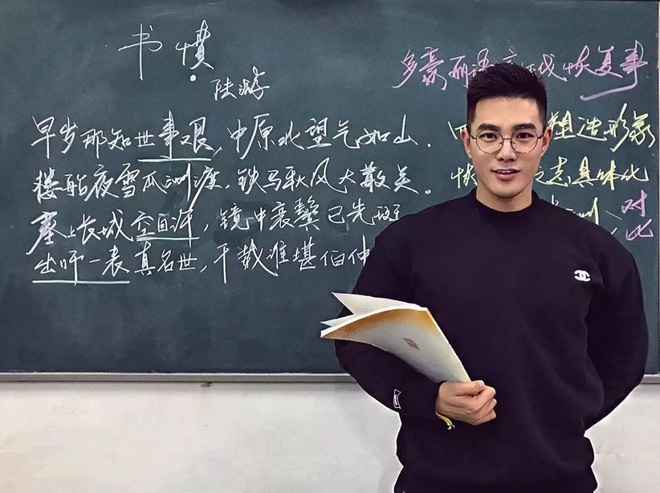 Thêm một thầy giáo gây sốt với ngoại hình đậm chất soái ca, biết profile lại càng trầm trồ hơn nữa-2