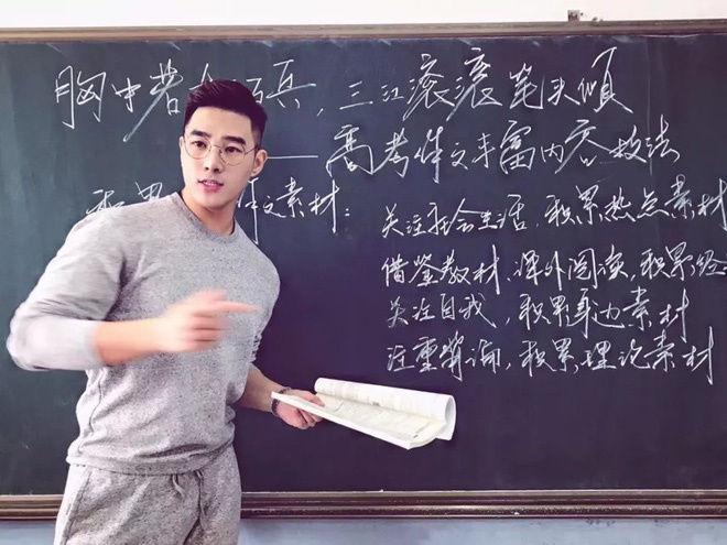 Thêm một thầy giáo gây sốt với ngoại hình đậm chất soái ca, biết profile lại càng trầm trồ hơn nữa-3