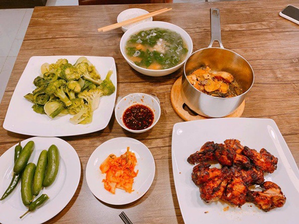 Chăm nấu cơm cho vợ 9x xinh đẹp, Dương Khắc Linh cũng nhận lại kết quả ấm lòng-2