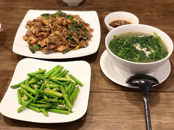 Chăm nấu cơm cho vợ 9x xinh đẹp, Dương Khắc Linh cũng nhận lại kết quả ấm lòng-18