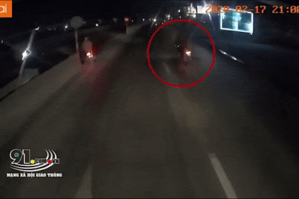 Nữ tài xế xe máy thoát chết sau khi tạt đầu container-1