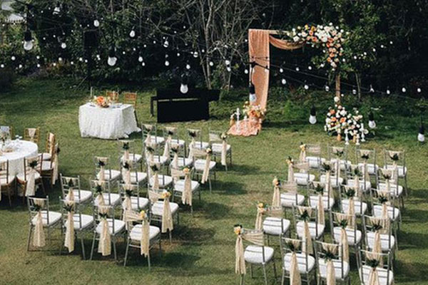 Tiệc cưới bí mật của Tóc Tiên - Hoàng Touliver: Chú rể lấy áo choàng cho cô dâu, vợ chồng son quẩy hết mình với khách mời-34