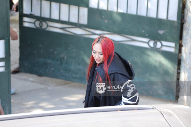 Tiệc cưới bí mật của Tóc Tiên - Hoàng Touliver: Chú rể lấy áo choàng cho cô dâu, vợ chồng son quẩy hết mình với khách mời-24