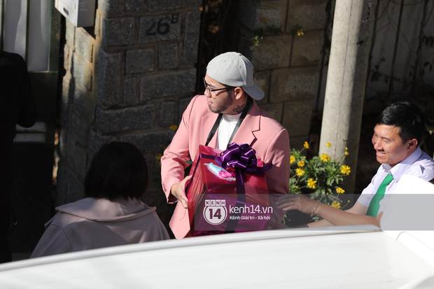 Tiệc cưới bí mật của Tóc Tiên - Hoàng Touliver: Chú rể lấy áo choàng cho cô dâu, vợ chồng son quẩy hết mình với khách mời-26