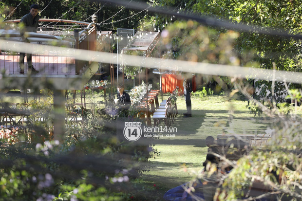 Tiệc cưới bí mật của Tóc Tiên - Hoàng Touliver: Chú rể lấy áo choàng cho cô dâu, vợ chồng son quẩy hết mình với khách mời-33