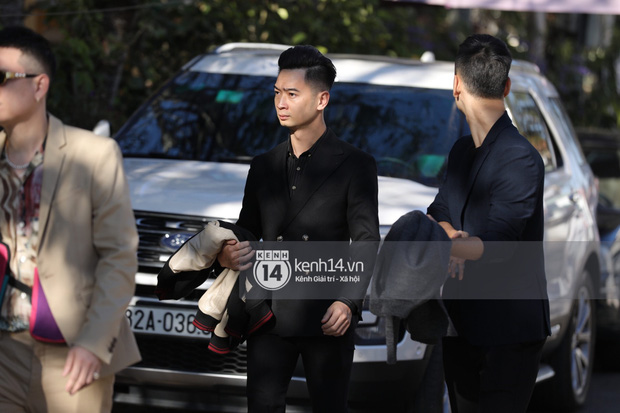 Tiệc cưới bí mật của Tóc Tiên - Hoàng Touliver: Chú rể lấy áo choàng cho cô dâu, vợ chồng son quẩy hết mình với khách mời-21