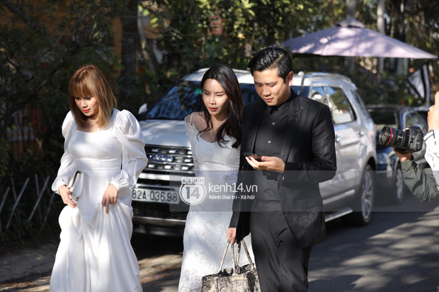 Tiệc cưới bí mật của Tóc Tiên - Hoàng Touliver: Chú rể lấy áo choàng cho cô dâu, vợ chồng son quẩy hết mình với khách mời-23