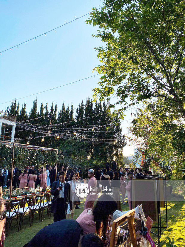 Tiệc cưới bí mật của Tóc Tiên - Hoàng Touliver: Chú rể lấy áo choàng cho cô dâu, vợ chồng son quẩy hết mình với khách mời-13