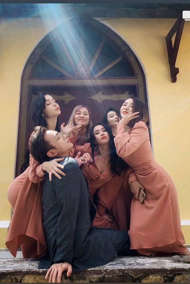 Tiệc cưới bí mật của Tóc Tiên - Hoàng Touliver: Chú rể lấy áo choàng cho cô dâu, vợ chồng son quẩy hết mình với khách mời-15