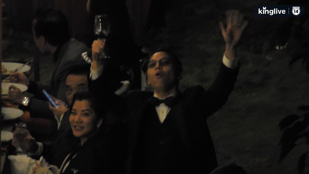 Tiệc cưới bí mật của Tóc Tiên - Hoàng Touliver: Chú rể lấy áo choàng cho cô dâu, vợ chồng son quẩy hết mình với khách mời-2