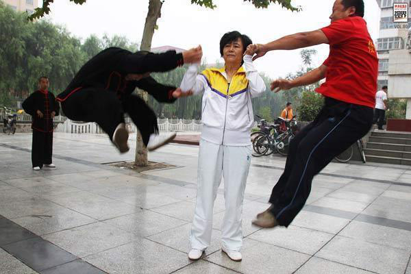 Hé lộ vụ đại sư truyền điện” bị đánh tới ngất xỉu sau màn biểu diễn gây tranh cãi-1