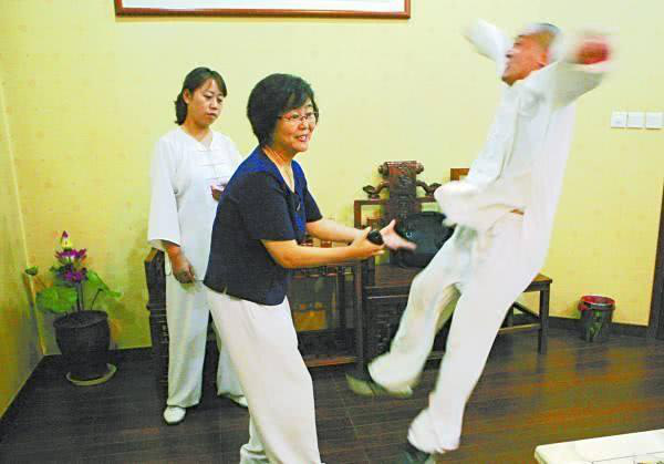 Hé lộ vụ đại sư truyền điện” bị đánh tới ngất xỉu sau màn biểu diễn gây tranh cãi-2