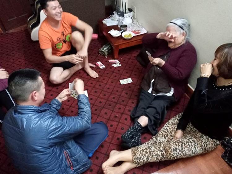 Bà ngoại 90 tuổi ngồi đánh bài tam cúc cực ngầu, chấp hết các con cháu sáng bà chơi với cháu gái, tối tiếp luôn cháu trai mà vẫn khoẻ re”-3