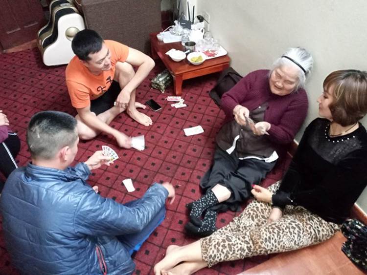 Bà ngoại 90 tuổi ngồi đánh bài tam cúc cực ngầu, chấp hết các con cháu sáng bà chơi với cháu gái, tối tiếp luôn cháu trai mà vẫn khoẻ re”-4