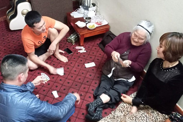 2 vợ chồng ông cụ bám vai nhau dò dẫm đi khám bệnh, nghe được lời động viên của cụ bà khiến bất cứ ai cũng thấy cay mắt-4