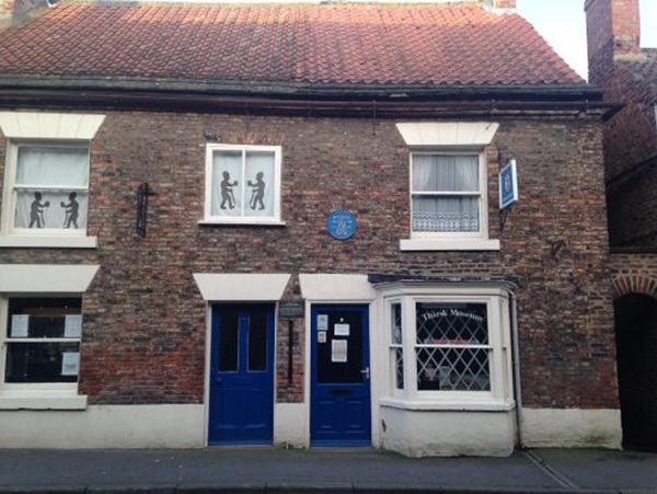 Chiếc ghế nổi tiếng mang lời nguyền chết chóc, không một ai dám ngồi lên lại ẩn chứa đằng sau cuộc hôn nhân đầy bi thương-2