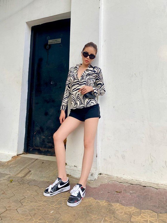 Cố tình phanh cúc áo tạo dáng bá đạo trên xe ô tô, Hoa hậu Kỳ Duyên bị soi hớ hênh điểm nhạy cảm-4