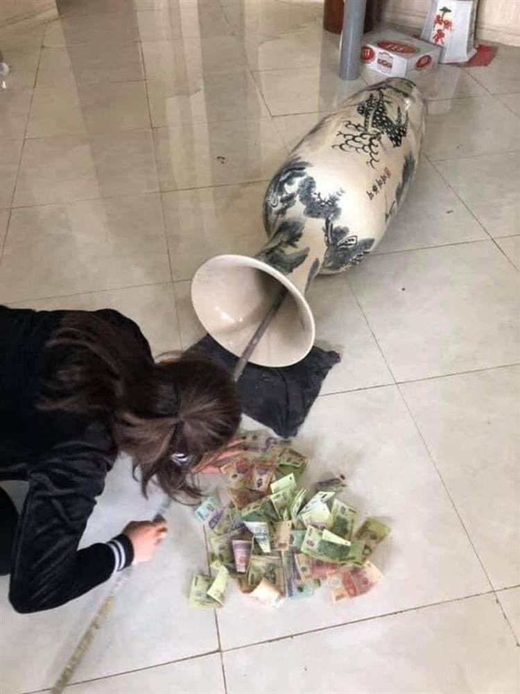Đang chùi chiếc bình cổ trong nhà thấy có tiếng lạo xạo” liền đổ ra xem, nào ngờ phát hiện âm mưu” của chồng lén lút cất giấu bao năm-2