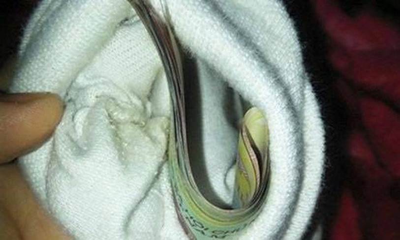 Đang chùi chiếc bình cổ trong nhà thấy có tiếng lạo xạo” liền đổ ra xem, nào ngờ phát hiện âm mưu” của chồng lén lút cất giấu bao năm-5