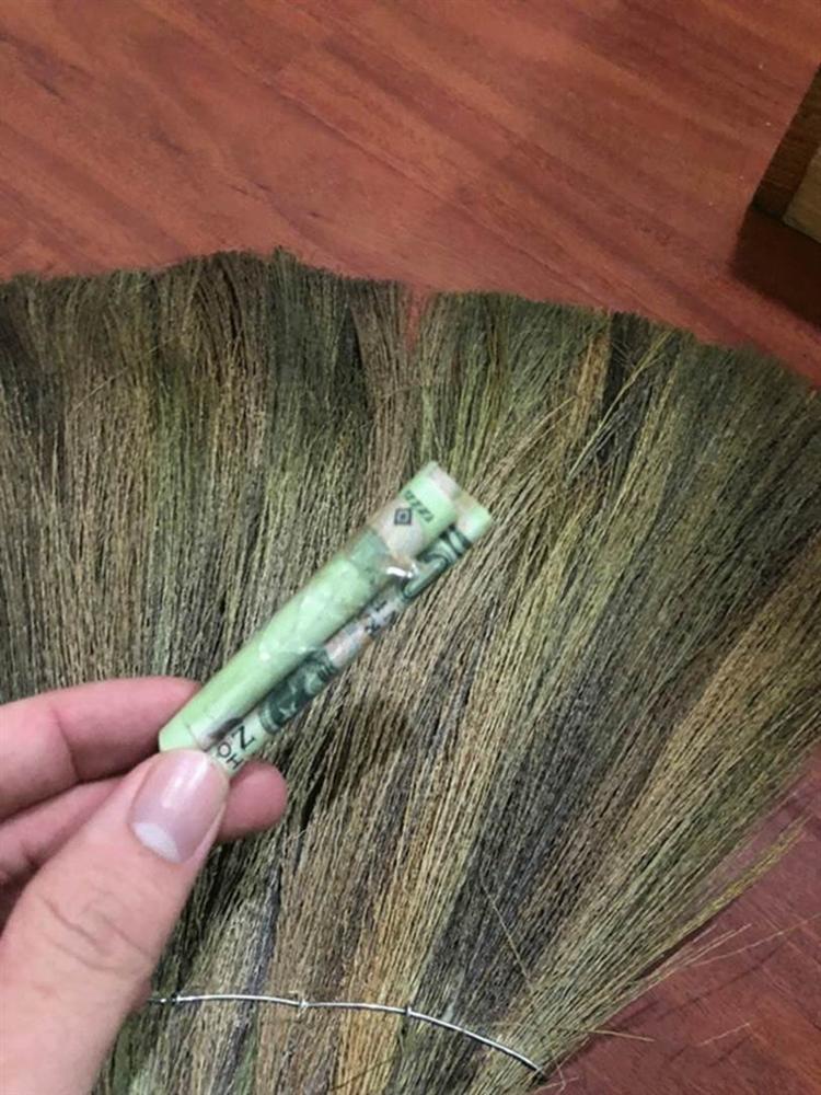 Đang chùi chiếc bình cổ trong nhà thấy có tiếng lạo xạo” liền đổ ra xem, nào ngờ phát hiện âm mưu” của chồng lén lút cất giấu bao năm-7