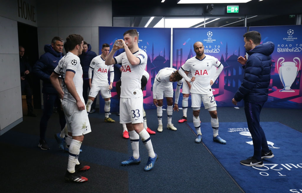 Xót xa khoảnh khắc oppa Son Heung-min nén đau dù bị gãy tay, cố gắng nén lại sân để tri ân khán giả-3