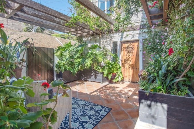 Ngôi nhà 3 tầng với giàn nho xinh xắn của nữ ca sĩ sắp lấy chồng thứ 4 kém tuổi-12