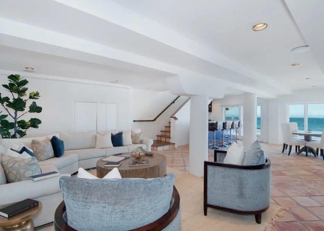 Ngôi nhà 3 tầng với giàn nho xinh xắn của nữ ca sĩ sắp lấy chồng thứ 4 kém tuổi-13