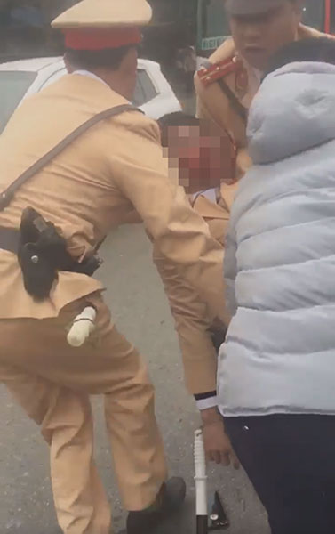 Công an thông báo tìm người chứng kiến vụ nam thanh niên chạy xe máy đâm gục trung uý CSGT-2