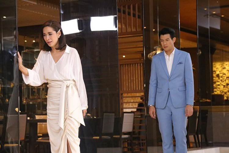 Ly hôn xong, chồng cũ gọi tôi ra quán cà phê, đưa cho tôi một chiếc thẻ ngân hàng và nói như đang trăng trối khiến tôi chết điếng-1