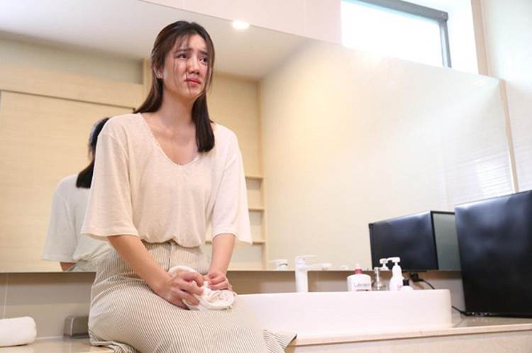 Ly hôn xong, chồng cũ gọi tôi ra quán cà phê, đưa cho tôi một chiếc thẻ ngân hàng và nói như đang trăng trối khiến tôi chết điếng-2