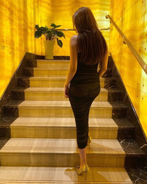 SAO MẶC XẤU: Lệ Quyên mặc đầm rườm rà như rèm cửa - Thúy Vi lộ nội y kém duyên-3