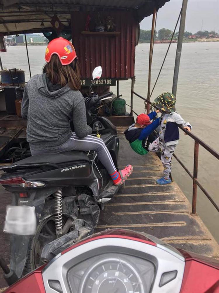 Hình ảnh gây phẫn nộ: Mẹ trẻ mải xem điện thoại, vô tâm khi 2 con nhỏ đang chơi bên lan can đò đầy nguy hiểm-2