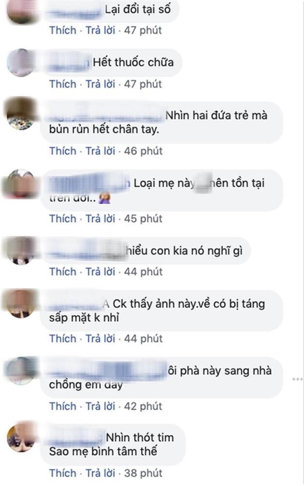 Hình ảnh gây phẫn nộ: Mẹ trẻ mải xem điện thoại, vô tâm khi 2 con nhỏ đang chơi bên lan can đò đầy nguy hiểm-3