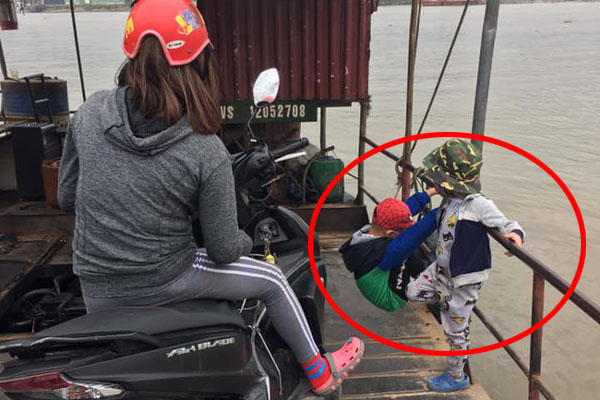 Đoạn clip về bà mẹ siêu nhân vừa ôm con vừa giải quyết núi việc nhà, nhưng lúc xong quay ra ăn cơm thì ai nhìn cũng muốn khóc khiến dân mạng tranh cãi-6