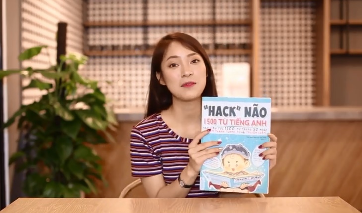 Bức xúc trước sách Tiếng Anh dạy học vẹt, minh họa bằng hình ảnh trẻ hút thuốc lào, con thản nhiên xúc phạm mẹ-7