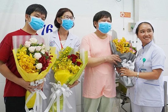 Xúc động bức thư 2 cha con người Trung Quốc nhiễm Covid-19 gửi bệnh viện Chợ Rẫy khi về nước