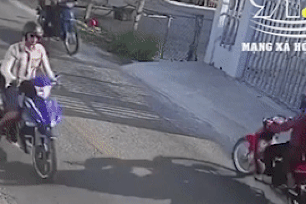 Người đàn ông đi xe máy chạy ngược chiều đâm thẳng xe đối diện
