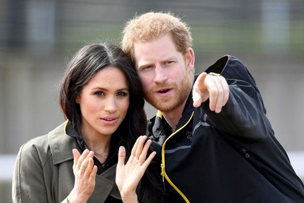 Hoàng tử Harry tay xách nách mang một mình trở về Anh, đáng chú ý nhất là nét mặt bất thường khiến ai nhìn cũng giận sôi máu-5