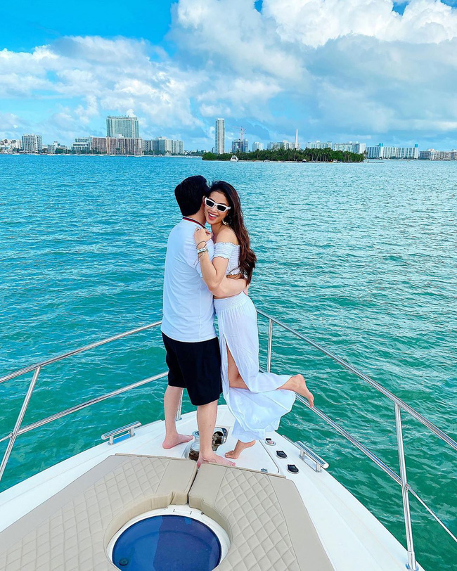 Phạm Hương khoe ảnh tình tứ bên ông xã, nhìn qua là thấy được yêu chiều cỡ nào-1