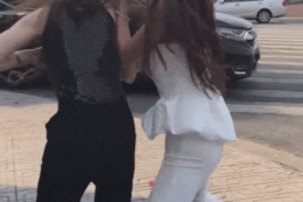 Bắt được chồng ngủ với gái lạ trong nhà nghỉ, vợ xông vào đánh ghen trong khi chồng ra sức ôm ấp, bảo vệ nhân tình-4