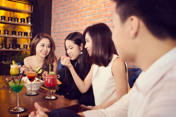 Bất chấp Covid-19, dân chơi đất cảng vẫn đến quán karaoke, gọi chân dài phục vụ-4