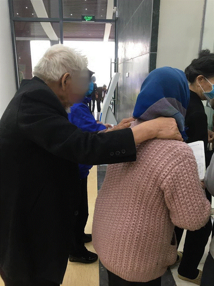 2 vợ chồng ông cụ bám vai nhau dò dẫm đi khám bệnh, nghe được lời động viên của cụ bà khiến bất cứ ai cũng thấy cay mắt-3