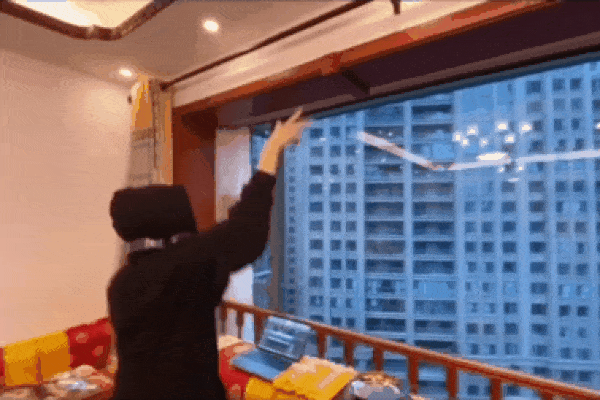 Bị cách ly vì dịch, nhóm bạn thách đấu hàng xóm nhảy múa qua ban công