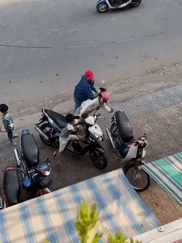 Clip: Chồng vũ phu túm tóc, đấm đá vợ dã man giữa đường phố, 2 con nhỏ đứng im chứng kiến khiến nhiều người xót xa-1