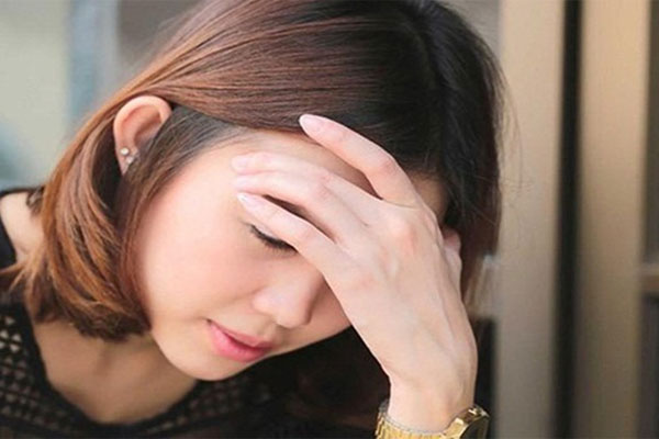 Nghẹn ngào khoảnh khắc người vợ đưa con gái nhỏ ra thăm mộ chúc mừng sinh nhật bố-3