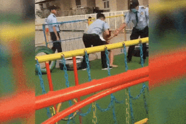 Xôn xao clip bảo vệ chung cư dùng cùi chỏ đánh trẻ em sau khi cấm chơi bóng ở sân chung cư-1