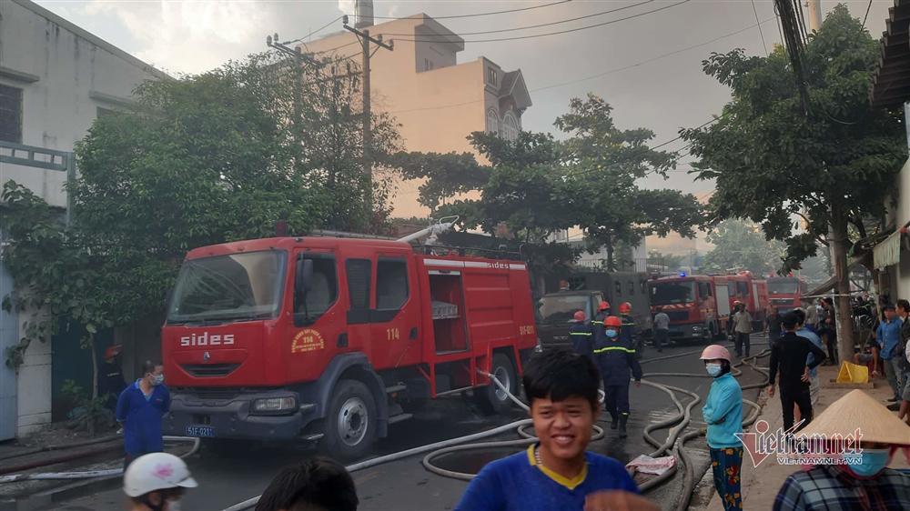 Cháy lớn nhà xưởng, khói đen kín đặc ngoại ô Sài Gòn-3