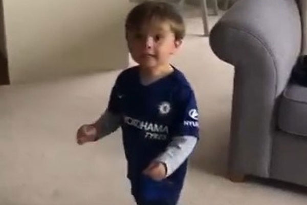 Cậu bé hễ xuất hiện là khiến dân mạng rần rần nhấn like: Kiểu tóc bát úp và tình bạn đặc biệt với chú chó mặt xấu-20