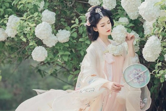 Phụ nữ sinh ngày này có số mệnh hệ phu nhân, dù bước ra đời có gặp khó khăn thì sau cùng vẫn được hưởng cuộc sống đủ đầy, dư dả