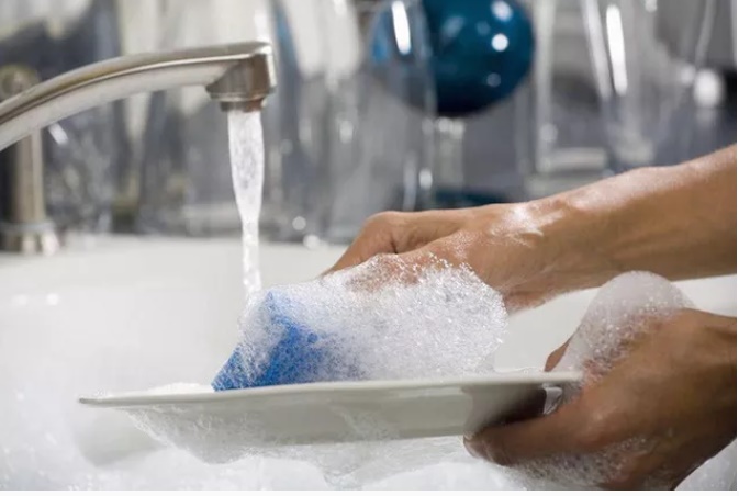 Thói quen dùng nước rửa chén cực kì sai lầm mà chị em hầu như ai cũng mắc-1